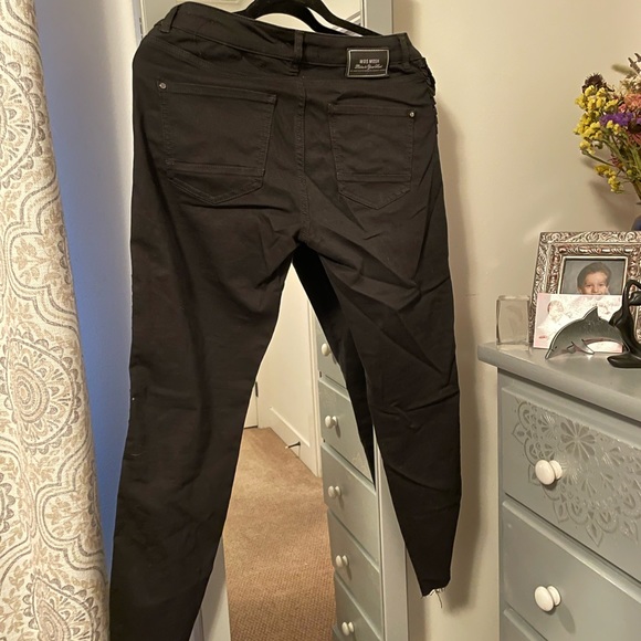 Brand New Mos Mosh black jeans with the velvet black bows down the sides - Picture 3 of 4